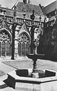 3303 Gezicht op de zuidoosthoek van de kruisgang van de Dom te Utrecht uit het noordwesten met op de voorgrond de fontein.